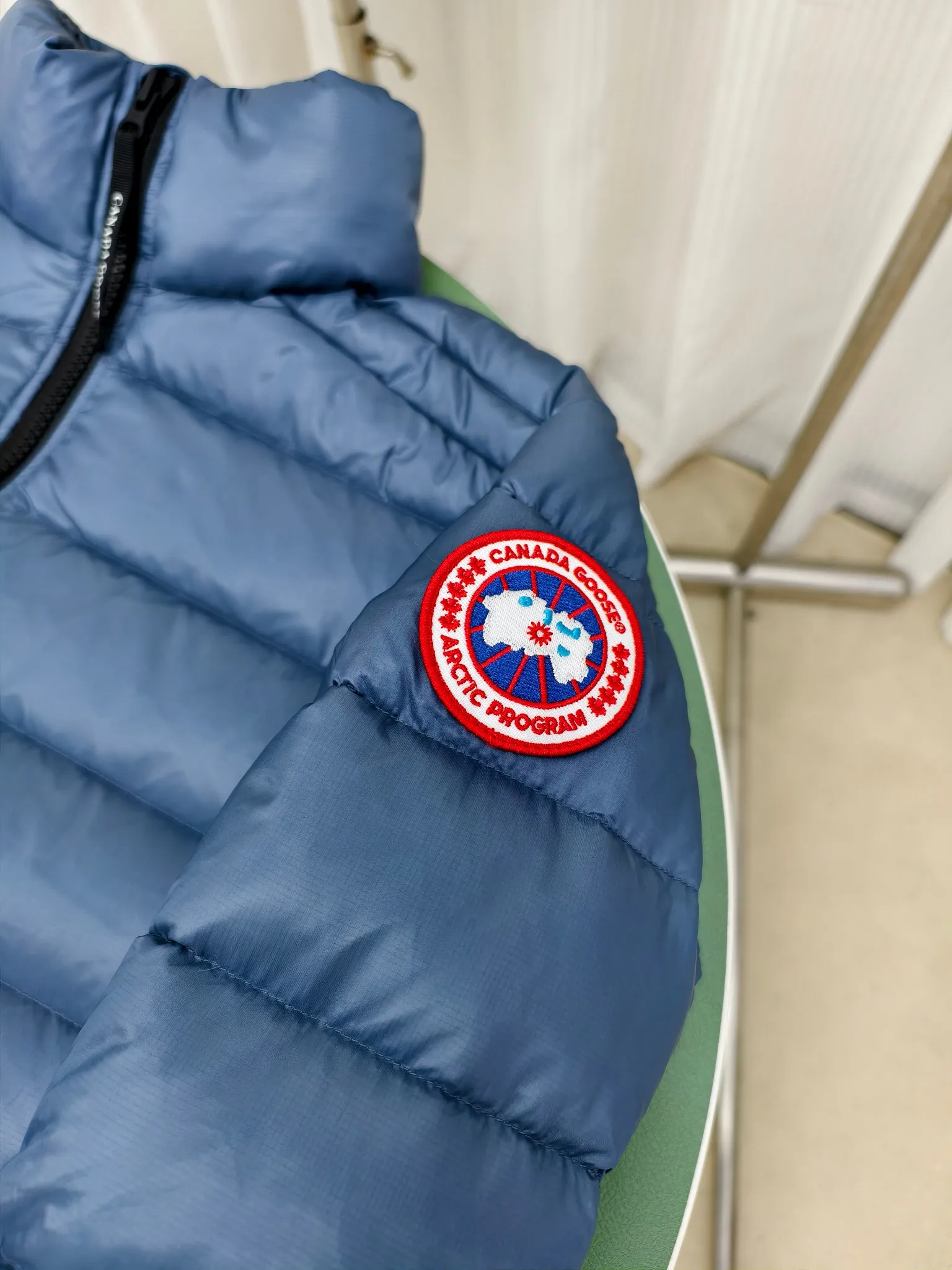 P880 2228M model (high version) Canada goose Crofton down jacket, this is a down jacket suitable for late autumn and early winter: on cold and rainy mornings, it can be used as a layer of warmth inside the rainproof jacket, and can be worn alone in the late autumn and early winter with a little bit of coolness. Filled with white duck down. The Crofton Jacket is a versatile, lightweight and versatile piece that even packs itself in for easy transport. The inner layer has removable elastic straps, making the jacket easy to carry on the shoulder and hands-free. 2 zippered hand pockets with fleece fabric on the knuckle side for softness and warmth. Color: black with black label, black with red label, ocean blue, superoxide blue, silver birch red label, silver birch black label Size: XS-2XL